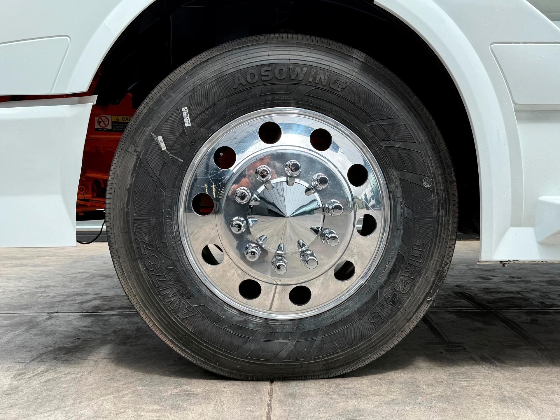 2016 VOLVO TRUCKS VNL 64T 630 - TIRES