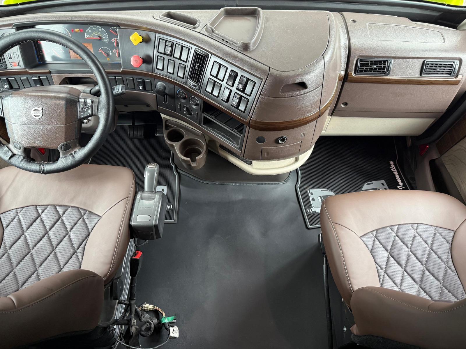 2016 VOLVO TRUCKS VNL 64T 630 - DASHBOARD